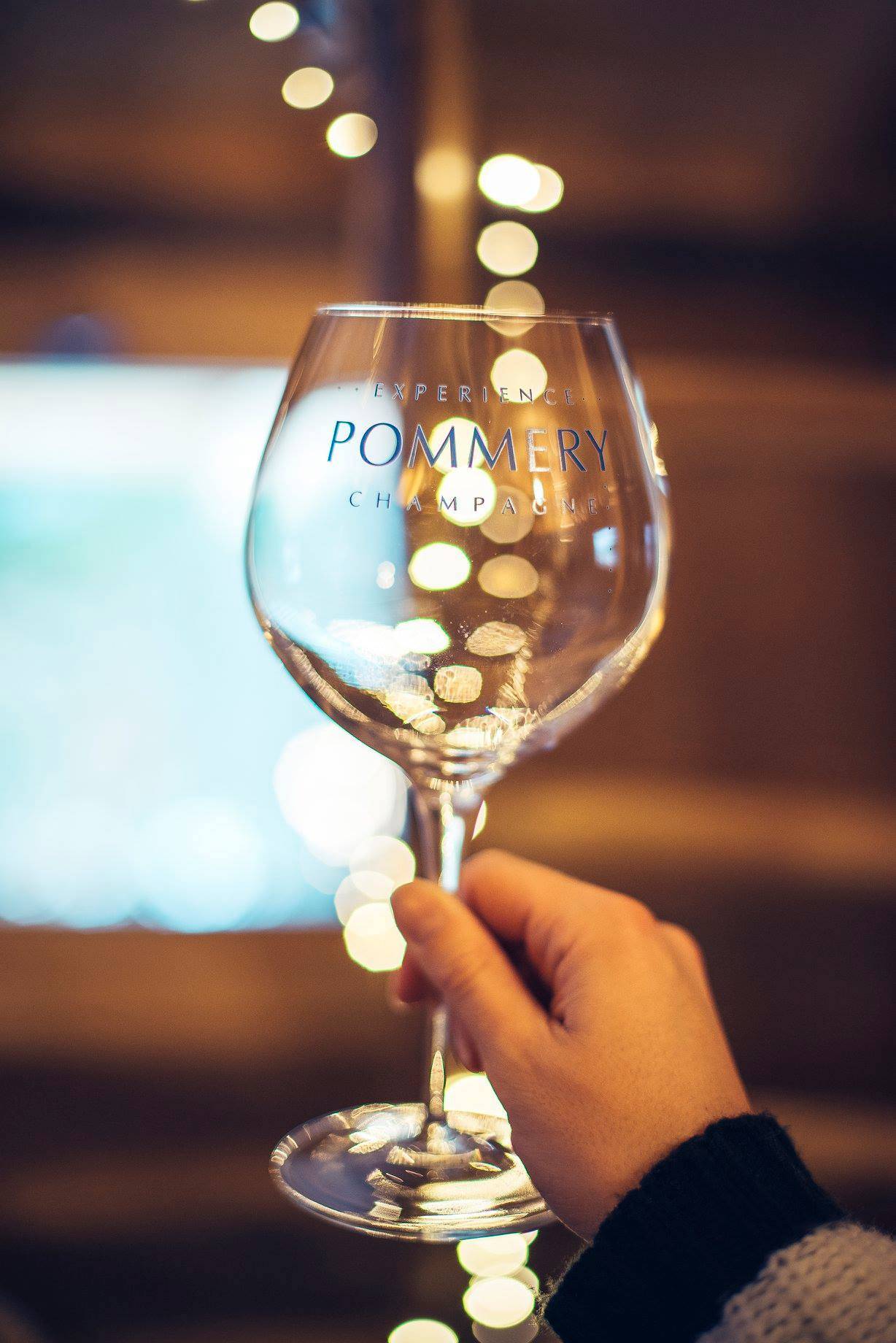  - Itseopastettu kierros Pommery-kellareissa ja lyhytaikainen "Blooming" -näyttely sekä kaksinkertainen maistelu