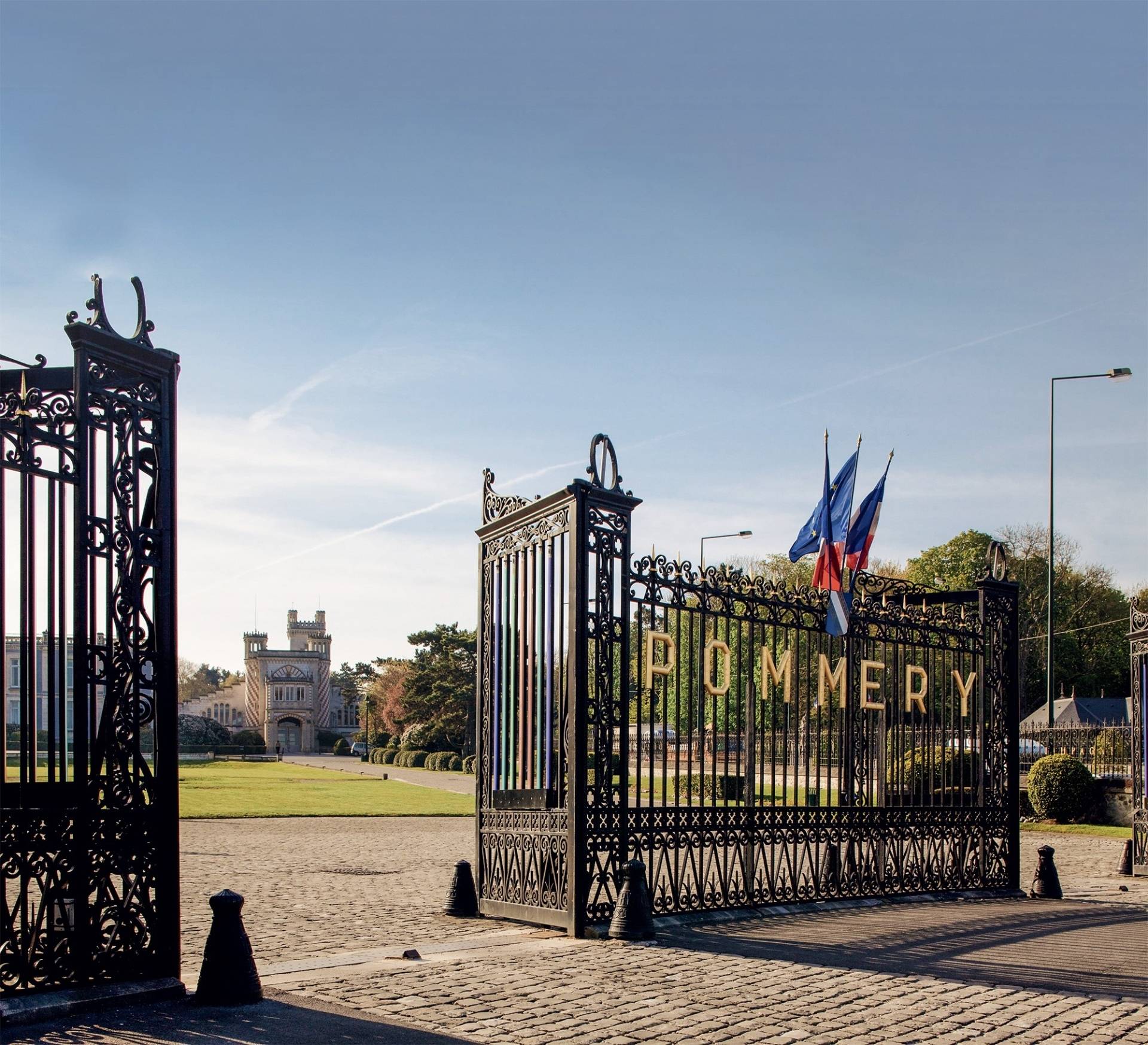 Itseopastettu kierros Pommery-kellareissa ja lyhytaikainen "Blooming" -näyttely sekä kaksinkertainen maistelu