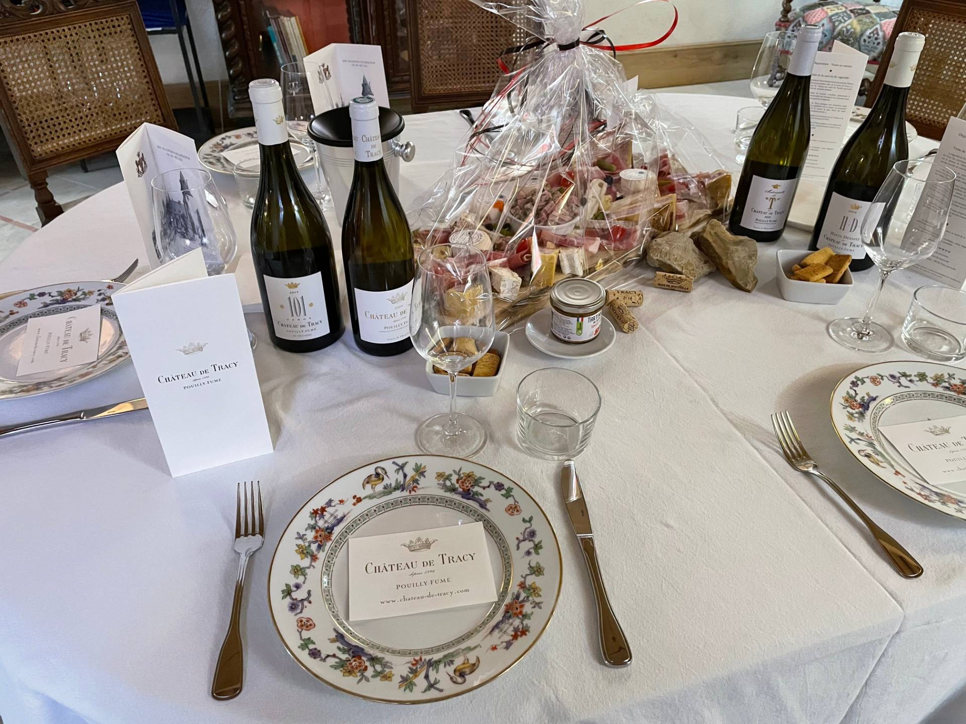 Besök och mellanmål av vinmakaren på gården