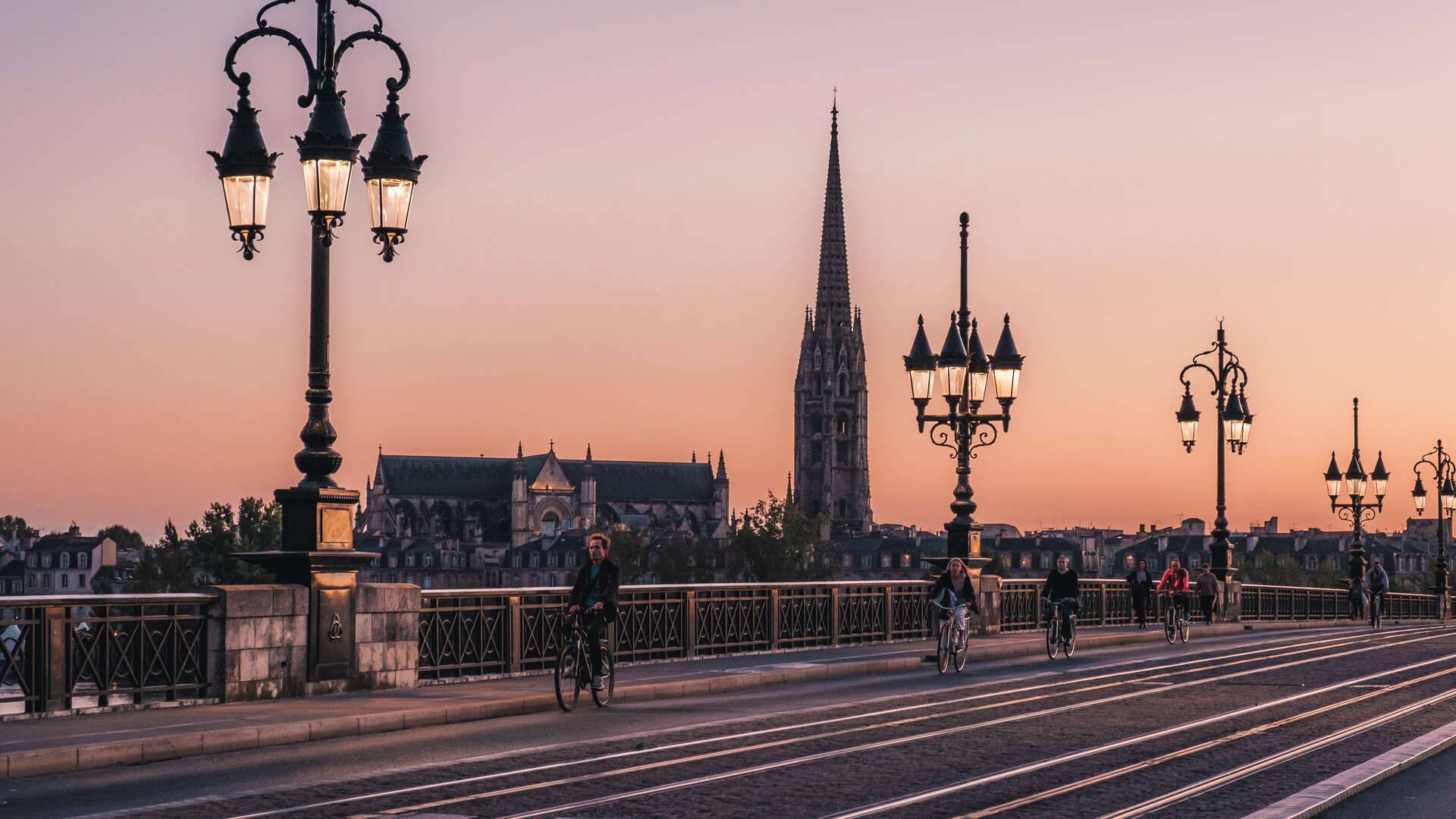  - Bordeaux guided tour : Emblematic monuments